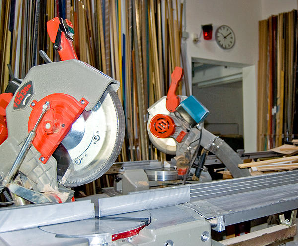 Gehrungssägen in Werkstatt